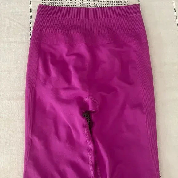 Lululemon Zone In Crop Ultra Violet size 6 rare